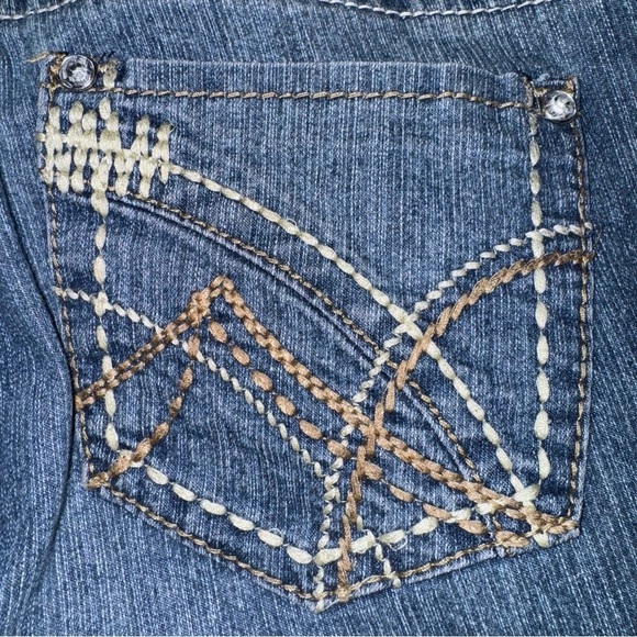 YMI Royalty Women’s Bermuda Shorts SZ 8 Blue Faded Embroidered Pockets Low Rise - Picture 2 of 9